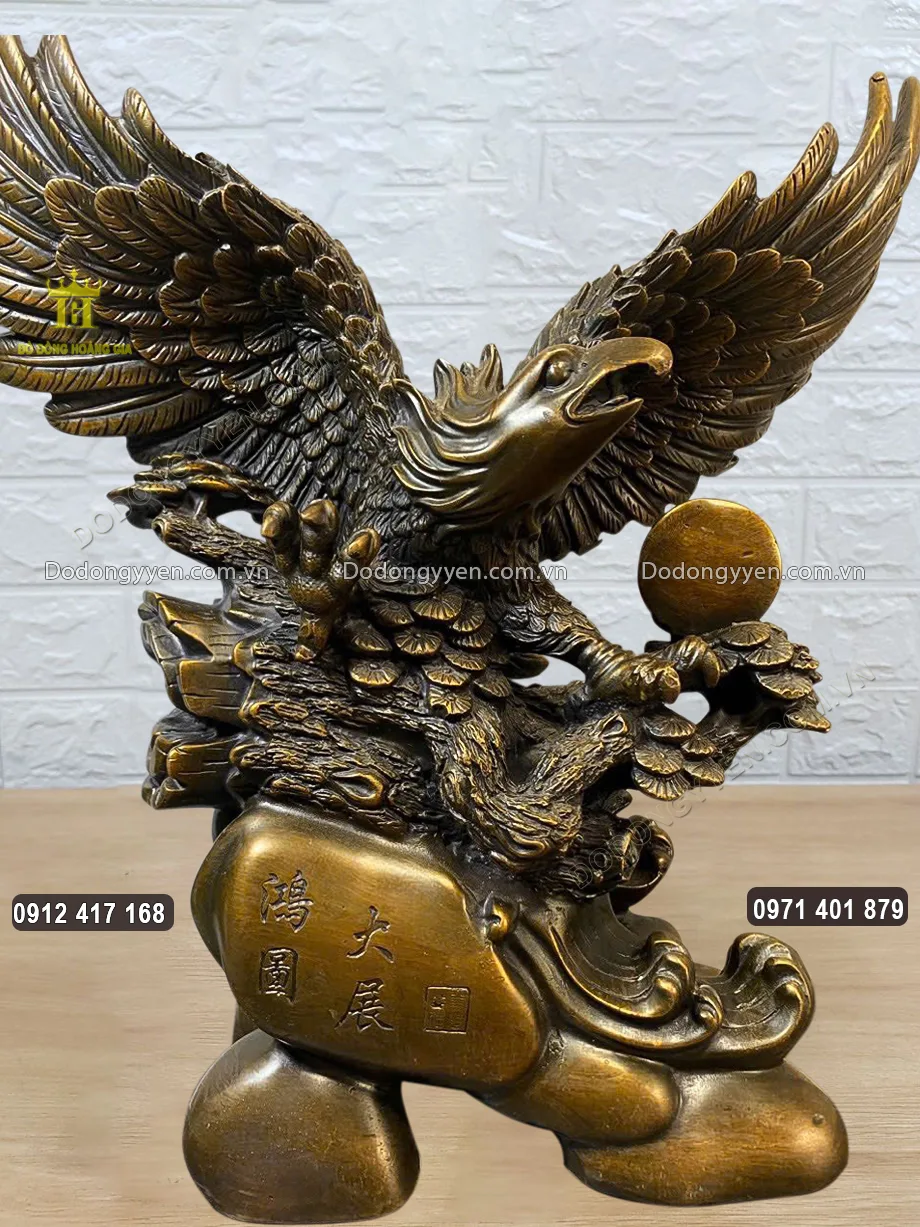 Từng họa tiết hoa văn được chạm khắc sắc n&eacute;t